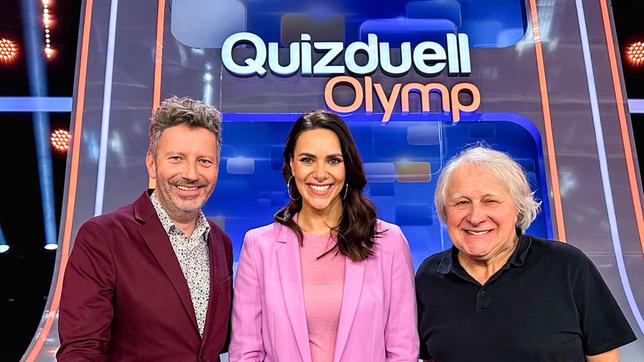Bild: ARD/ITV Studios Moderatorin Esther Sedlaczek mit den Kandidaten des Teams "Eurovision": Thorsten Schorn und Peter Urban.