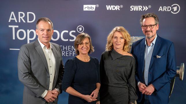 Beim "ARD TopDocs – Branchentreff" 2024: (v.l.n.r.) Oliver Köhr, Ulrike Demmer, Maria Furtwängler und Eckart von Hirschhausen