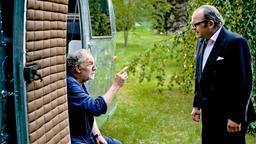 Thomas Borchert (Christian Kohlund) spricht mit dem Immobilenmakler Rolf Frey (Andreas Schröder) über den Verkauf des Grundstücks.