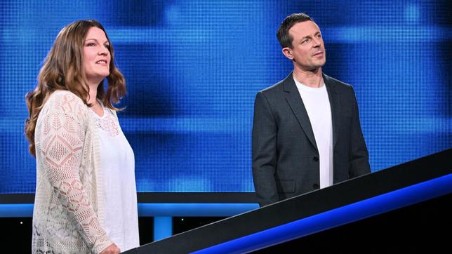 Bild: ARD Moderator Alexander Bommes mit der Kandidatin Julia Vogt.