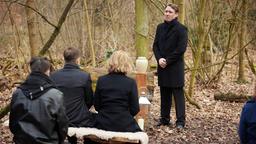 Ben Ritter (Peter Fieseler, M. hinten) hält eine bewegende Trauerrede bei der Beerdigung seines Bruders.