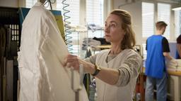 Was weiß die langjährige Mitarbeiterin Evelyn Jahnke (Bettina Lohmeyer) über den Vorfall in der Wäscherei?