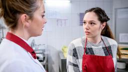 Valentina (Aylin Ravanyar) erfährt erstaunt, dass Greta (Laura Osswald) und Noah kein Paar mehr sind.