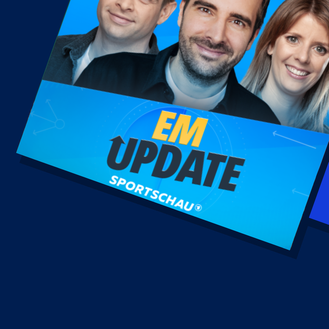Cover des Podcasts "EM-Update" von der Sportschau und Logo der Europameisterschaft 2024 auf blauem Grund
