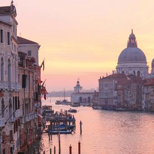 Donna Leon: Sanft Entschlafen; BIldbeschreibung: Dämmerung in Venedig