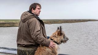 Sörensen hat Angst Sörensen (Bjarne Mädel) mit Hund Cord vor dem nordfriesischen Wattenmeer
