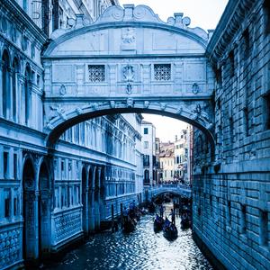 Donna Leon: Venezianische Scharade; Bildbeschreibung: Kanal in Venedig