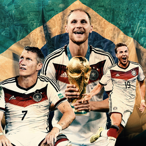 Bastian Schweinsteiger, Benedikt Höwedes und Mario Götze vor der brasilianischen Flagge mit dem WM-Pokal 
