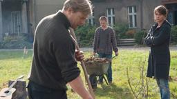 Judith (Claudia Michelsen) fürchtet, dass Christoph (Henning Baum, vorne) und Sohn Paul (Jordan E. Dwyer) etwas vor ihr verbergen.