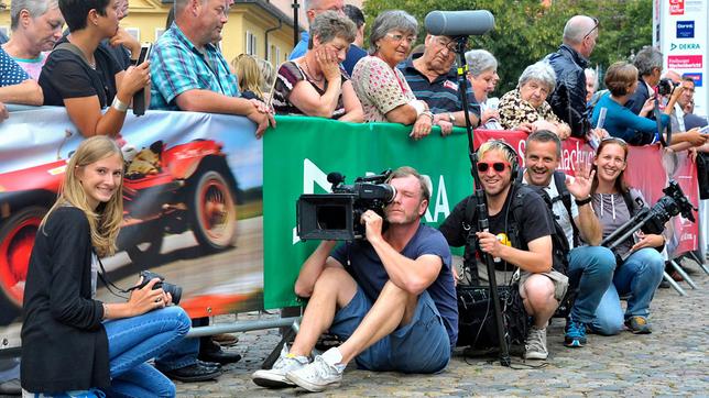 Acht Schüler aus Freiburg stellen sich einer aufregenden Herausforderung: Paula möchte Fotografin werden und darf heute die besten Momente einer Oldtimer-Rallye einfangen.