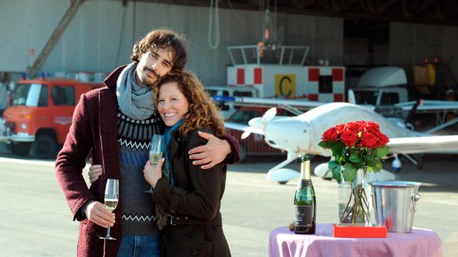 Annalena und Tobias sind bereit in ihr Glück zu starten. Von links: Tobias (Valentin Schreyer) und Annalena Brunner (Heidrun Gärtner). Weiteres Bildmaterial finden Sie unter www.br-foto.de.