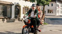 Barthl (Friedrich von Thun) und Mateo (Winfried Glatzeder) fahren mit dem Moped los.