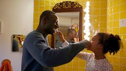 Bei Samuel (Omar Sy) und Gloria (Gloria Colston) ist immer etwas los.