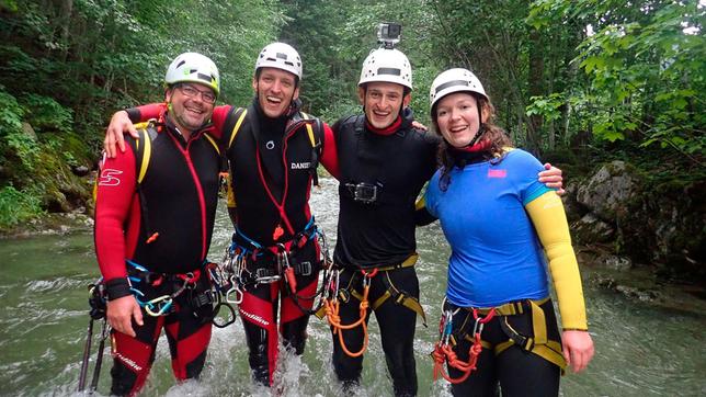 Beim Canyoning wird es für Checker Julian (2. von rechts) richtig abenteuerlich. Damit ihm nichts passiert, hat er die Guides Tobi und Daniel dabei. Sie sorgen für Sicherheit, wenn Julian zusammen mit Geologin Sibylle erforscht, wie Wasserkraft unsere Erde formt. Weiteres Bildmaterial finden Sie unter www.br-foto.de.