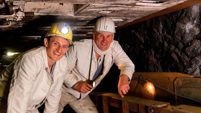 Bergmann Oli nimmt Julian (links) mit in ein Trainingsbergwerk. 