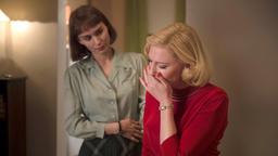 Carol (Cate Blanchett, re.) und Therese (Rooney Mara) werden Opfer einer Intrige.