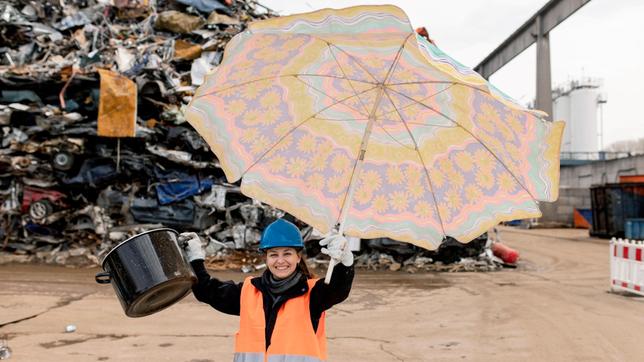 Checkerin Marina ist auf einem Schrottplatz unterwegs und schaut sich an, wie Schrott weiterverarbeitet wird. Weiteres Bildmaterial finden Sie unter www.br-foto.de.