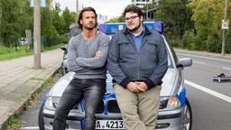 Claudius Zorn (Stephan Luca) und Schröder (Axel Ranisch) am Unfallort. Es ist alles vorbei. Der Mörder ist tot.