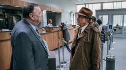 Das ist ein Überfall: Forrest Tucker (Robert Redford) überzeugt den Bankchef Owens (Gene Jones, li.) auf höfliche Art, das Geld herauszurücken