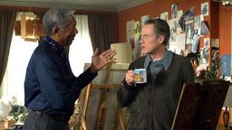 Der kunstbeflissene Charles (Morgan Freeman, re.) erläutert Roger (Christopher Walken) die Qualität seiner Gemäldefälschung.