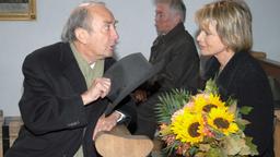 Der pensionierte Notar Reinhard Lortzing (Hans Clarin) bietet Antonia Berger (Uschi Glas) seine Dienste an.