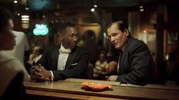 Der Rassist Tony (Viggo Mortensen) geht mit Shirley (Mahershala Ali) in eine Bar für Schwarze.