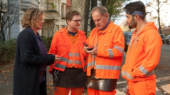 Die Drei von der Müllabfuhr als Krisenhelfer: „Käptn“ Werner Träsch (Uwe Ochsenknecht, 2. v.), Ralle (Jörn Hentschel) und Tarik (Aram Arami) kümmern sich um Regine (Birge Schade), die ihren Ehering sucht.