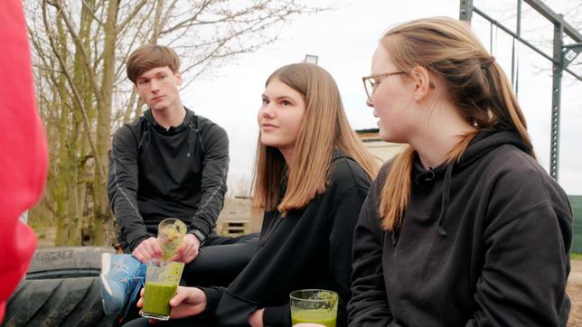 Die Pause mit Smoothie haben sie sich ordentlich verdient. Von links nach rechts: Niklas, Marlene und Lena