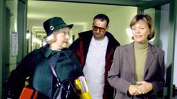 Dorle Pfaffel (Doris Schade) mit Mambo-Kurt auf dem Weg ins Altersheim und im Gespräch mit der Heimleiterin (Ulrike  Kriener, rechts).