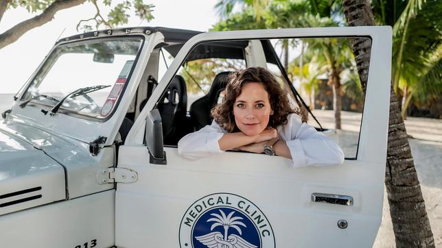 Dr. Filipa Wagner (Anja Knauer) kehrt nach Mauritius zurück, um ihre Arbeit im Beachressort und als ehrenamtliche Inselärztin fortzusetzen.