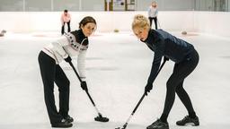 Ein gutes Team auf dem Eis: Maren (Inka Friedrich, li.) und Heike (Franziska Schlattner, re.).