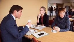 Ellen (Rikke Lylloff) und Karin (Katrin Sass) sprechen mit dem Staatsanwalt Dr. Brunner (Max Hopp) über Julias Verschwinden.