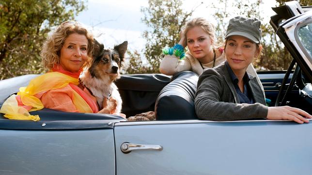 Elsa (Michaela May, li.) reist mit ihrer Tochter Fanny (Ulrike C. Tscharre, re.) und ihrer Enkelin Clara (Alicia von Rittberg) ins ehemalige Jugoslawien.