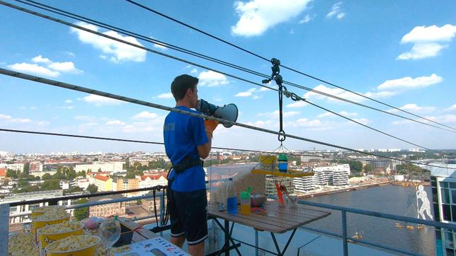 Endlich haben sie es geschafft! Die Top 2 der TWIN TEAMS sind im großen Finale angekommen. In über 50 Metern Höhe – auf den Dächern der „Twin Towers Berlin“ - wird der heutige Wettkampf ausgetragen. Welches Team bewältigt die heutigen Herausforderungen am schnellsten und entscheidet damit DIE GESCHWISTER-CHALLENGE für sich? Wer wird “TWIN TEAM DES JAHRES”? - Marten in der Final-Challenge.