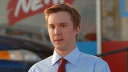 Eric (Sam Huntington) ist in einem Job als Gebrauchtwagenhändler nicht glücklich.