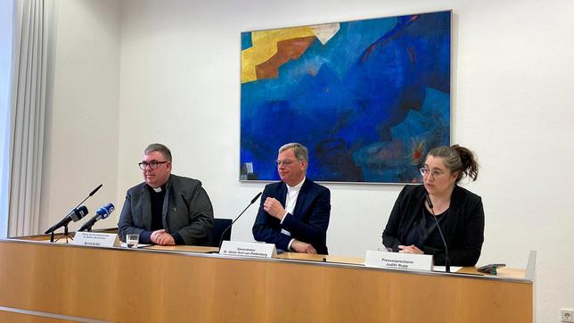 Pressekonferenz im Bischöflichen Generalvikariat Trier mit Generalvikar Ulrich von Plettenberg und Pfarrer Bernd Seibel (Neunkirchen)