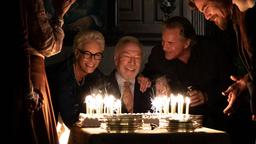 Familiensache: Linda Drysdale (Jamie Lee Curtis, hinten li.), Richard Drysdale (Don Johnson, hinten re.) und Walt Thrombey (Michael Shannon, re.) feiern den Geburtstag von Harlan Thrombey (Christopher Plummer, hinten Mitte).