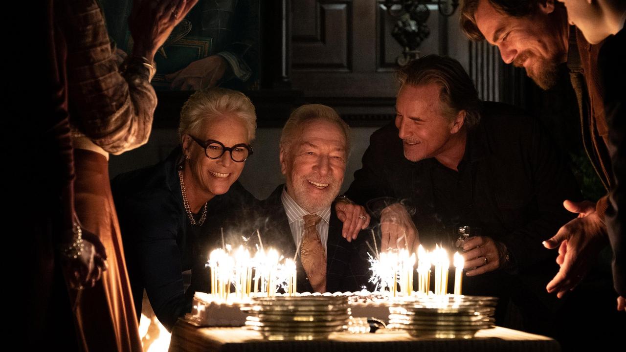 Familiensache: Linda Drysdale (Jamie Lee Curtis, hinten li.), Richard Drysdale (Don Johnson, hinten re.) und Walt Thrombey (Michael Shannon, re.) feiern den Geburtstag von Harlan Thrombey (Christopher Plummer, hinten Mitte).