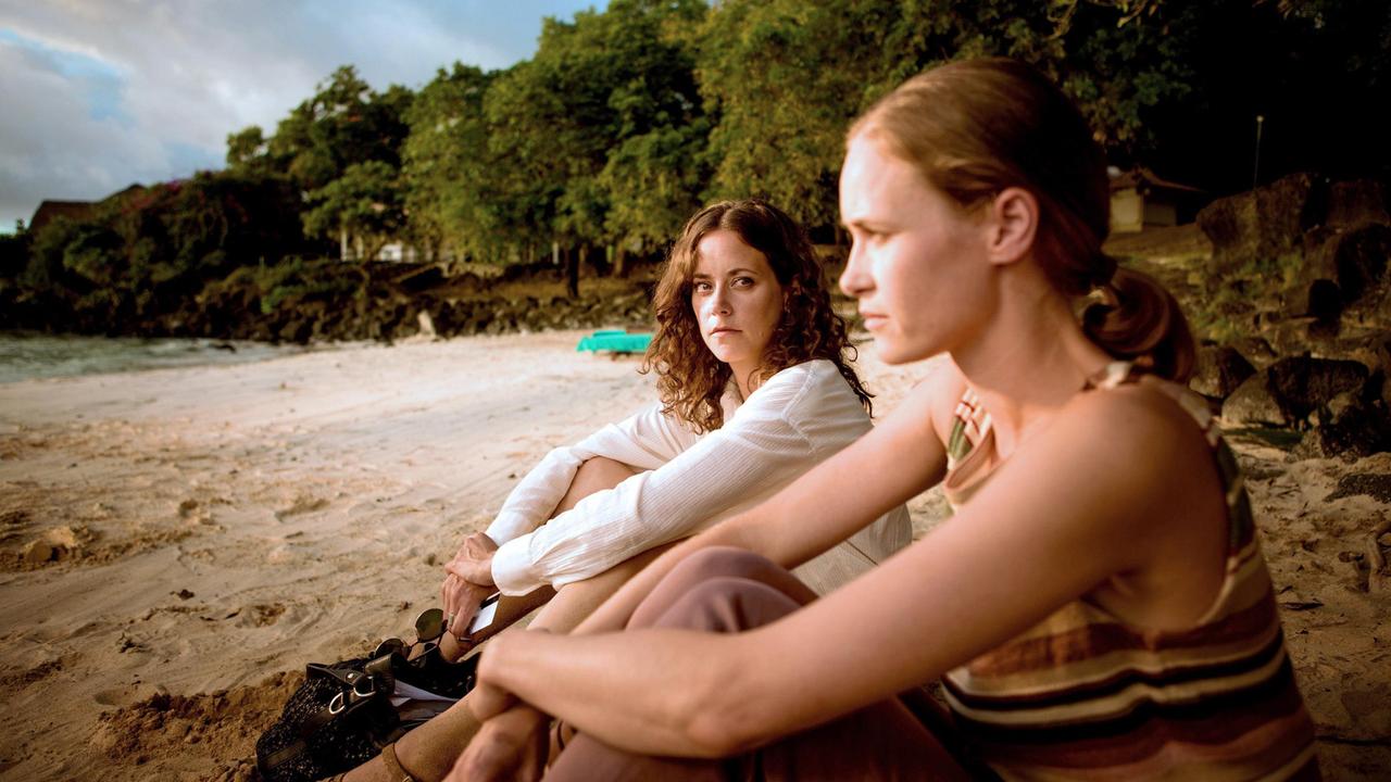 Filipa (Anja Knauer) und Daniels Frau Jenny (Inez Bjørg David) lernen sich vorsichtig kennen.