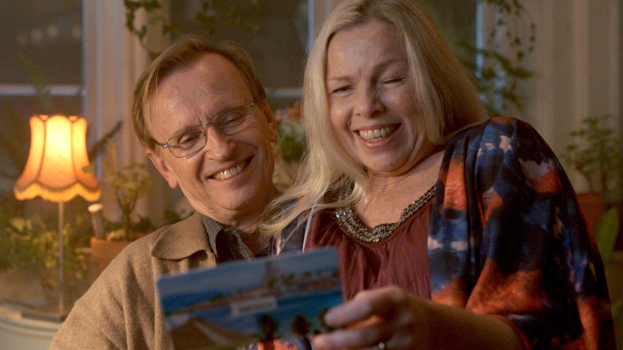 Große Liebe im Alter: Sten (Johan Ulveson) und seine Freundin Anita (Görel Crona) sind glücklich.