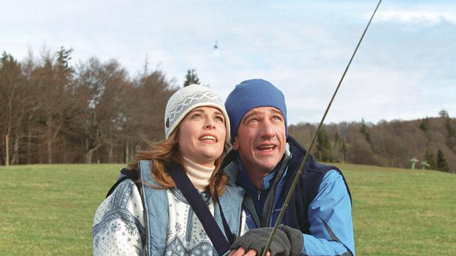  Fabian (Heio von Stetten) zeigt Christine (Ursula Buschhorn), wie man ein Modellflugzeug steuert.