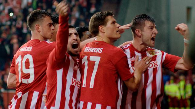 In ihrem bewegenden Film begleitet Annekatrin Hendel den 1.FC Union Berlin fast zwei Jahre hautnah auf seinem triumphalen Weg, der ihn bis in die Champions League führt. Der Film ist ein emotionales Stück Fußballgeschichte und erzählt vom heiklen Balanceakt zwischen erstklassigem Bundesliga-Profifußball und einer Bodenhaftung, die den einstigen Ost-Berliner „Arbeiterverein“ bis heute ausmacht. - Janik Haberer, Josip Juranovic, Kevin Behrens und Robin Knoche.