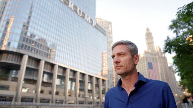 Ingo Zamperoni vor dem Trump Tower in Chicago.