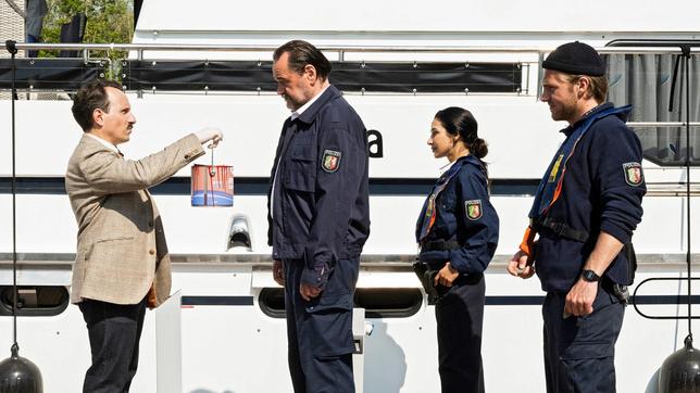 Jäger trifft Frank und Arda am Steg. Heinrich hat die Sache angeblich schon gelöst. V.l.n.r. Carsten Heinrich (Stefko Hanushevsky), Gerhard Jäger (Markus John), Arda Turan (Yasemin Cetinkaya), Frank van Dijk (Niklas Osterloh)