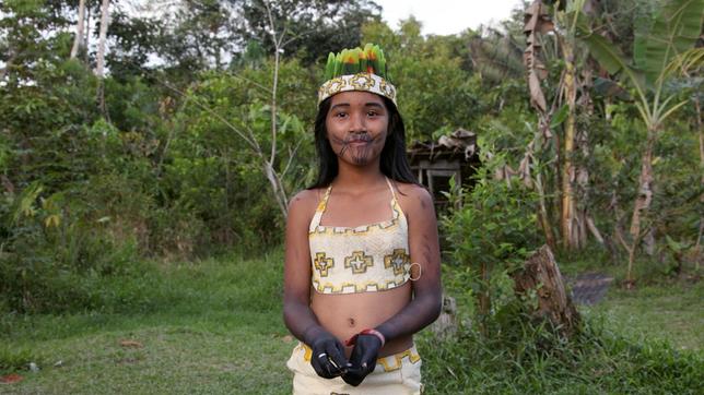 Jessica ist neun Jahre alt und wohnt in einem kleinen Dorf im südkolumbianischen Regenwald. Sie gehört zum Stamm der Jitamagaro, einem Volk der Uitoto-Indianer. Der Dschungel ist ihre Heimat und zugleich ein riesiger Spielplatz für die Neunjährige. Jessica weiß viel über die Tiere und Pflanzen des Amazonasgebietes und sie kennt die Überlieferungen ihrer Vorfahren. - Jessica ist stolz, eine Indigene zu sein.