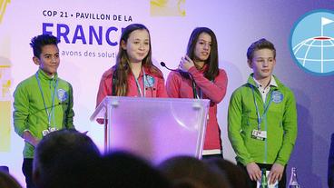 Johannes, Johanne, Erika und Elias halten auf der Weltklimakonferenz in Paris im Dezember 2015 eine Rede.