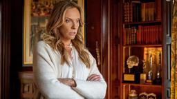 Joni Thrombey (Toni Collette) ist die verwitwete Schwiegertochter des Toten.