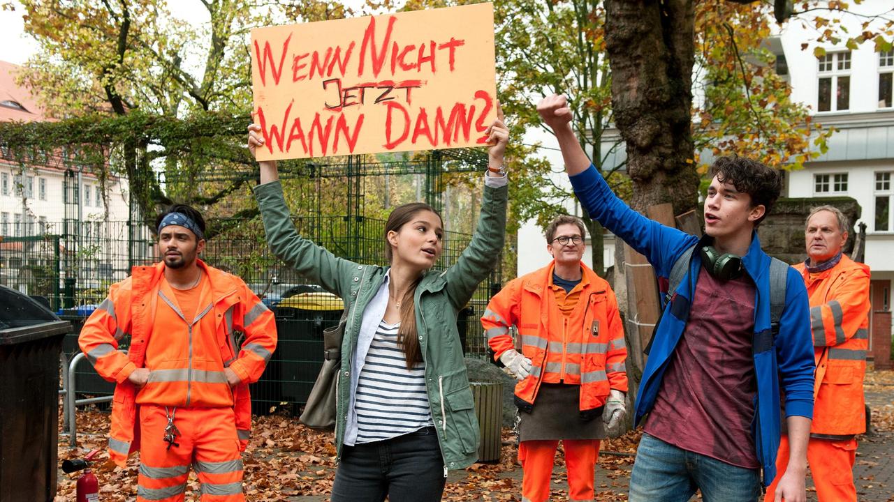 „Käpt’n“ Werner Träsch (Uwe Ochsenknecht, re.), Ralle (Jörn Hentschel, Mitte) und Tarik (Aram Arami, li.) stoppen die Schülerdemo von Selma (Lara Aylin Winkler) und Dennis (Ben Litwinschuh).