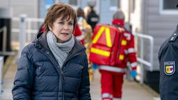 Karin Lossow (Katrin Sass) schaut sich am Tatort um