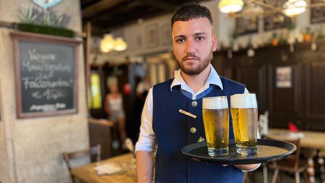 Kellner Abdi Ashti im Augustiner am Platzl in München.